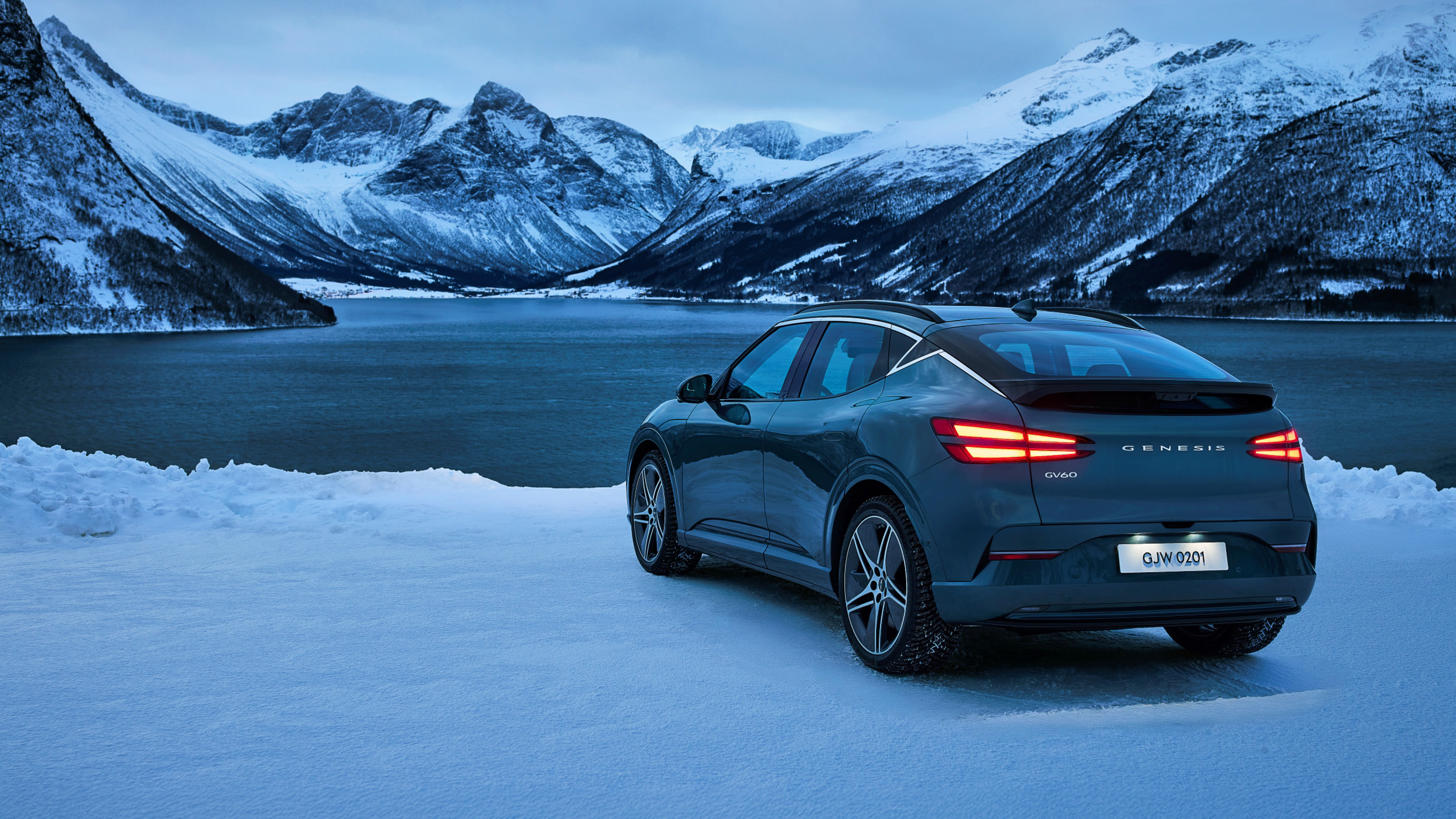 GV60가 노르웨이 자연 배경으로 정차한 모습