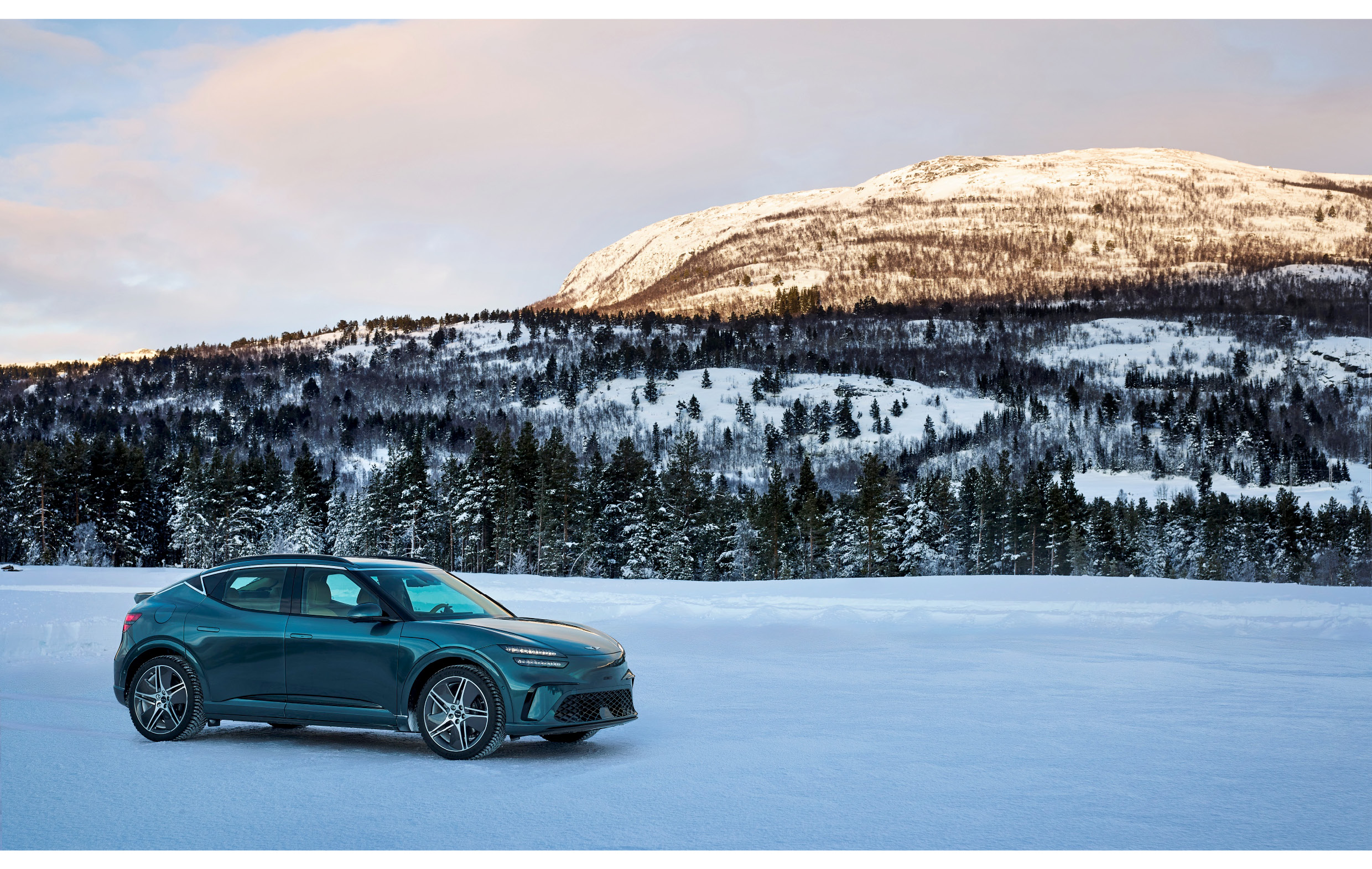 GV60가 노르웨이 자연 배경으로 정차한 모습