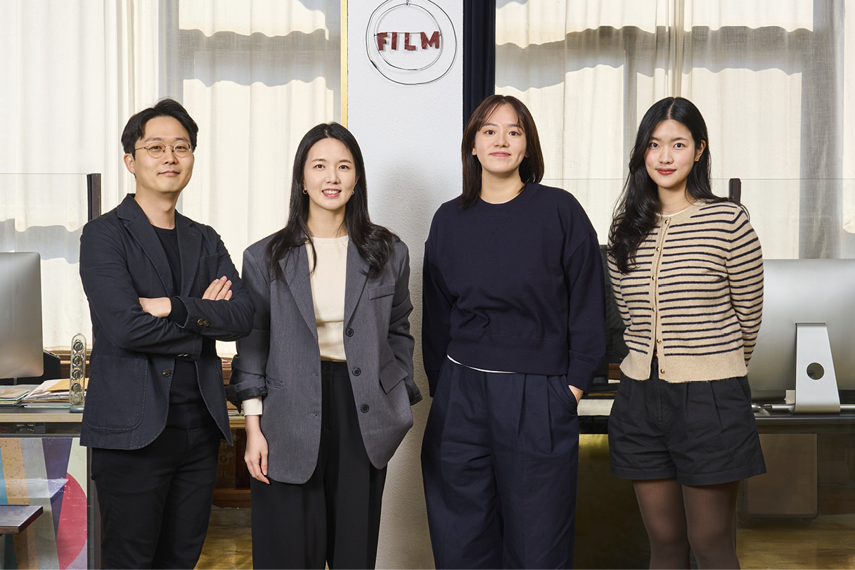 Hyundai Motor employees are standing side by side