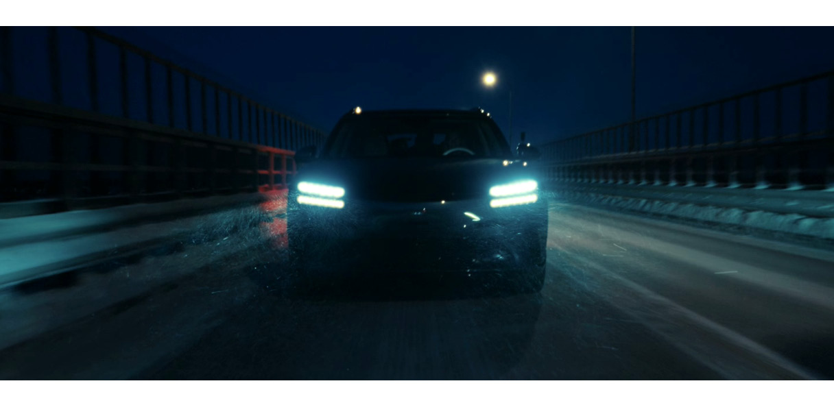 GV60가 노르웨이 자연 배경으로 주행하는 모습