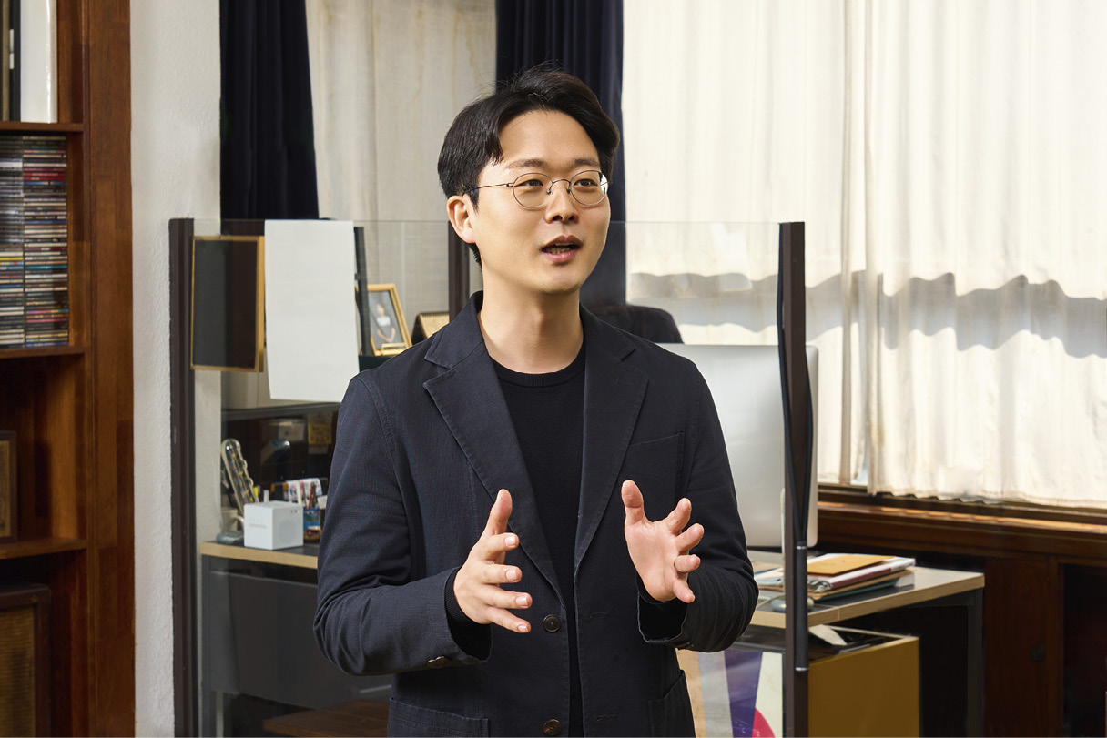 A Hyundai employee is explaining