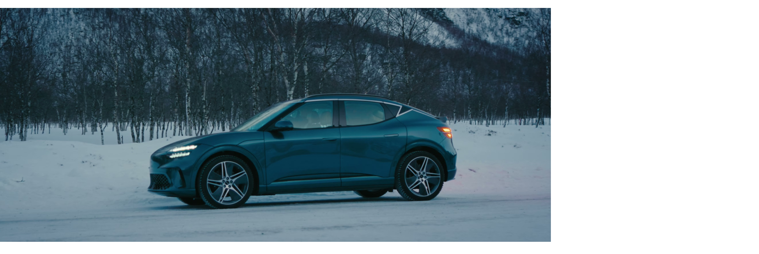 GV60가 노르웨이 자연 배경으로 정차한 모습