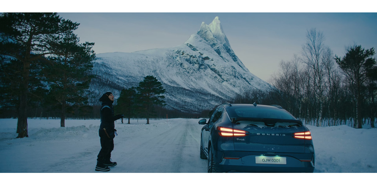 GV60가 노르웨이 자연 배경으로 정차한 모습