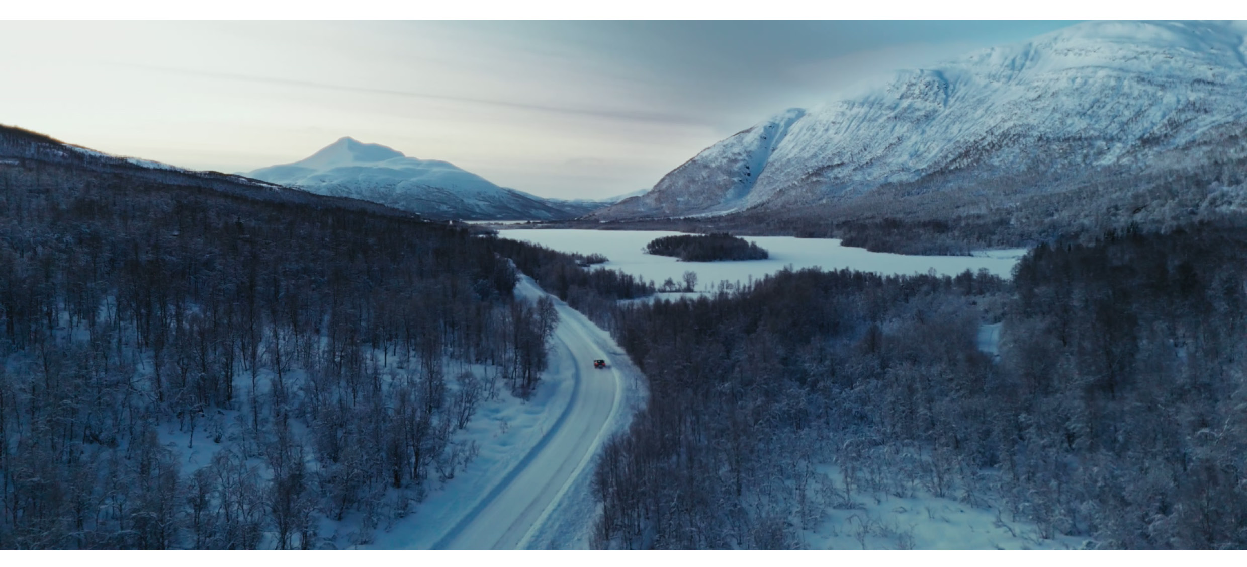 GV60가 노르웨이 자연 배경으로 주행하는 모습
