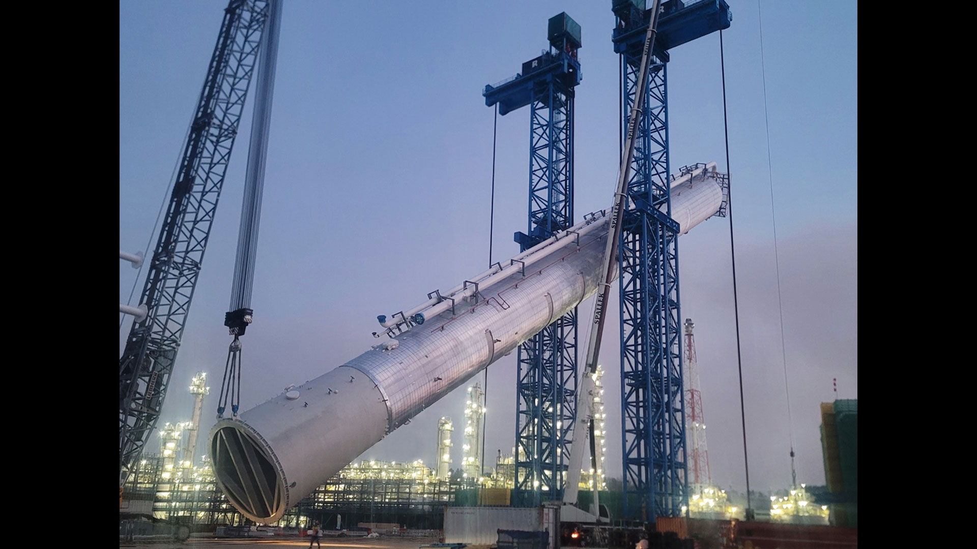 TLS(Tower Lifting System)을 활용해 분리타워를 수직으로 세우고 있는 모습