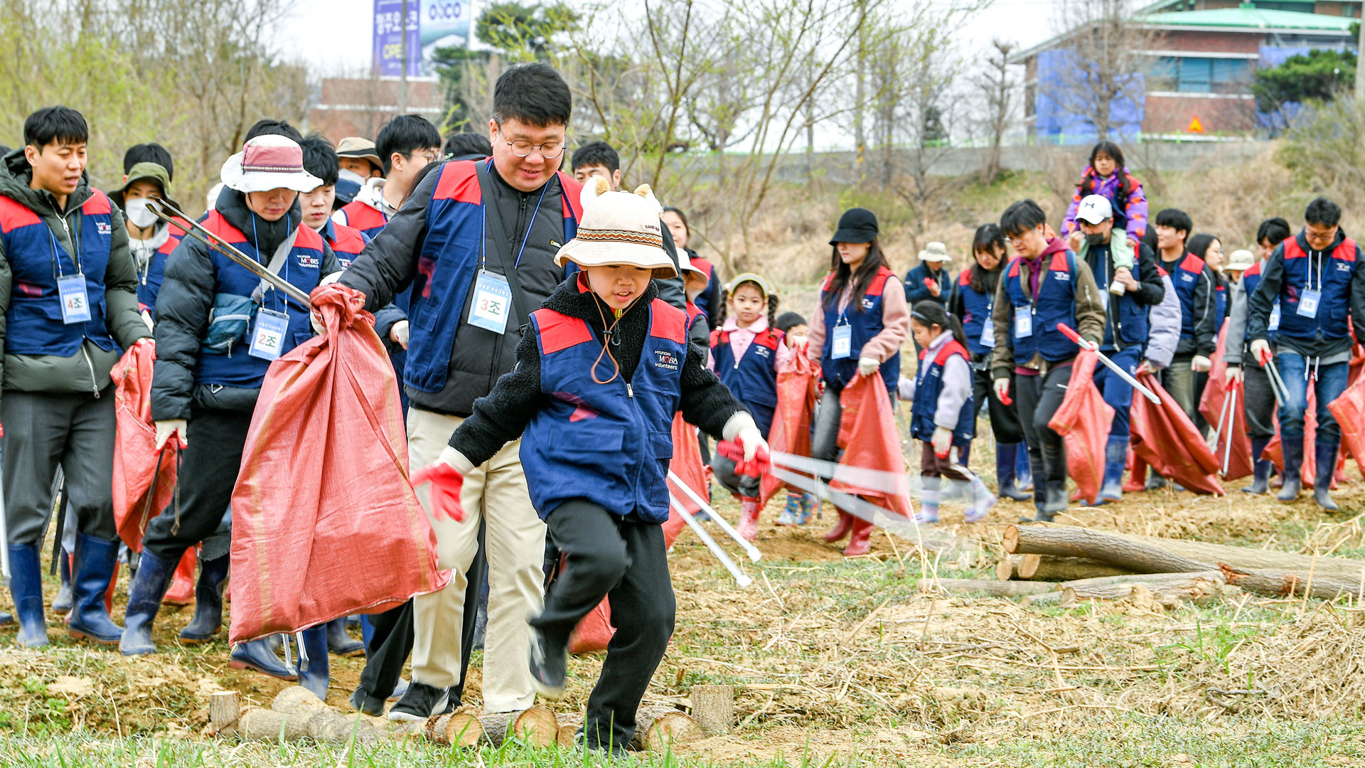 현대모비스 임직원과 가족들이 28일 충북 진천 미호강 일대에서 생태계 보호 대청소 활동을 펼쳤다.