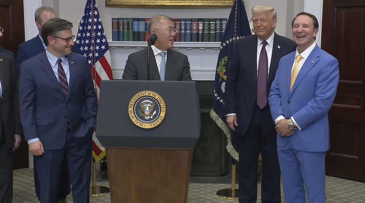 Chairman Chung Eui-sun, President Trump and government figures announcing U.S. investment plans at the White House