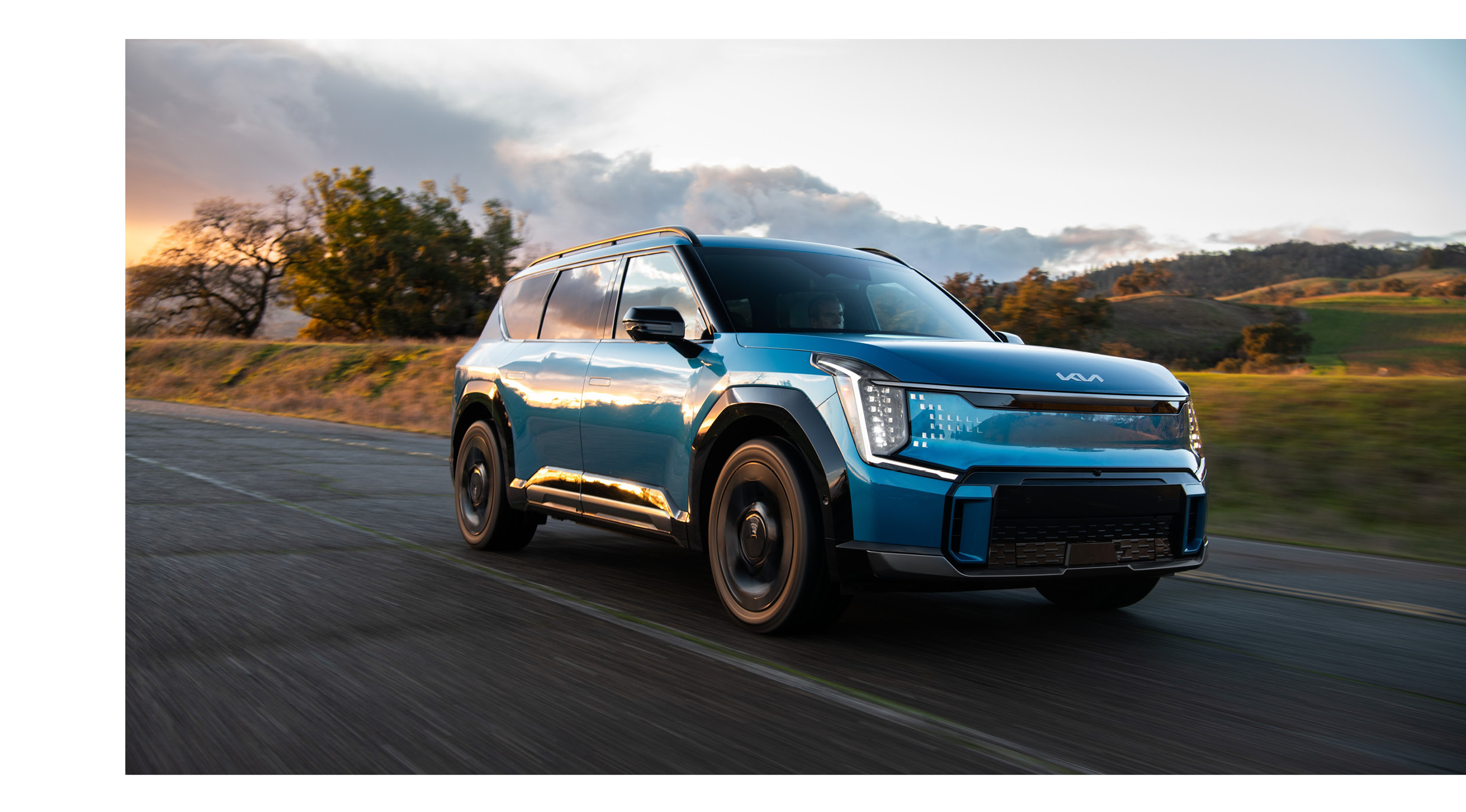 기아 EV9가 도로 위를 주행하는 사진