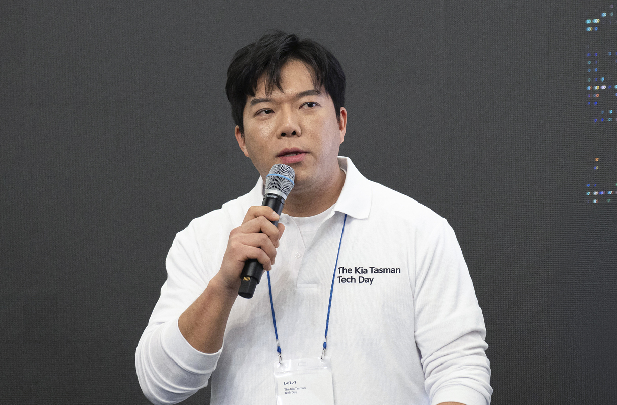 타스만에 대해 설명하는 연구원의 모습