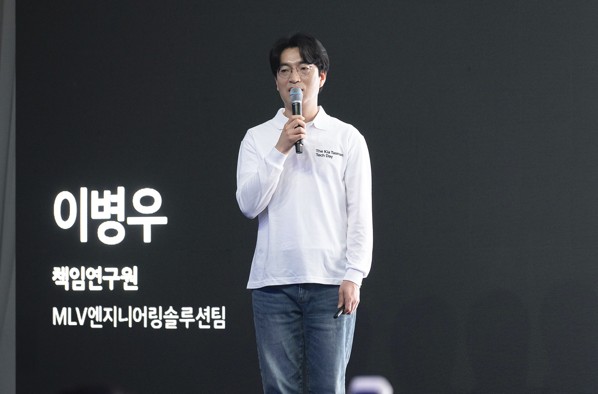 타스만의 상품성을 설명하는 연구원의 모습