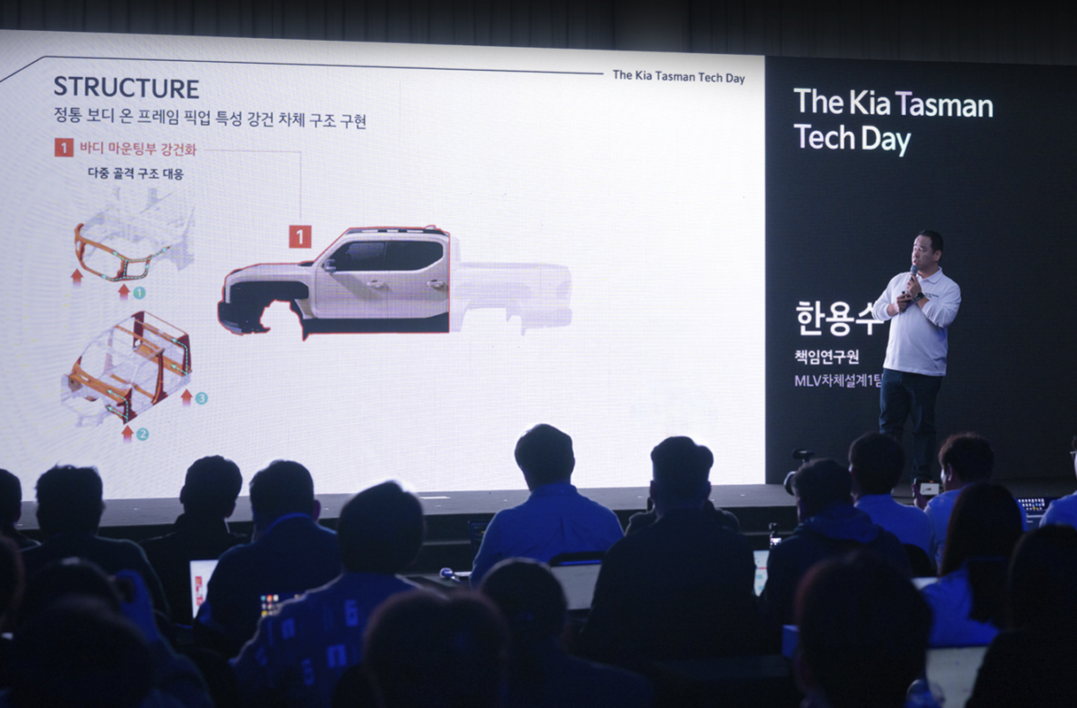 타스만의 상품성에 대해 설명하고 있는 연구원의 모습