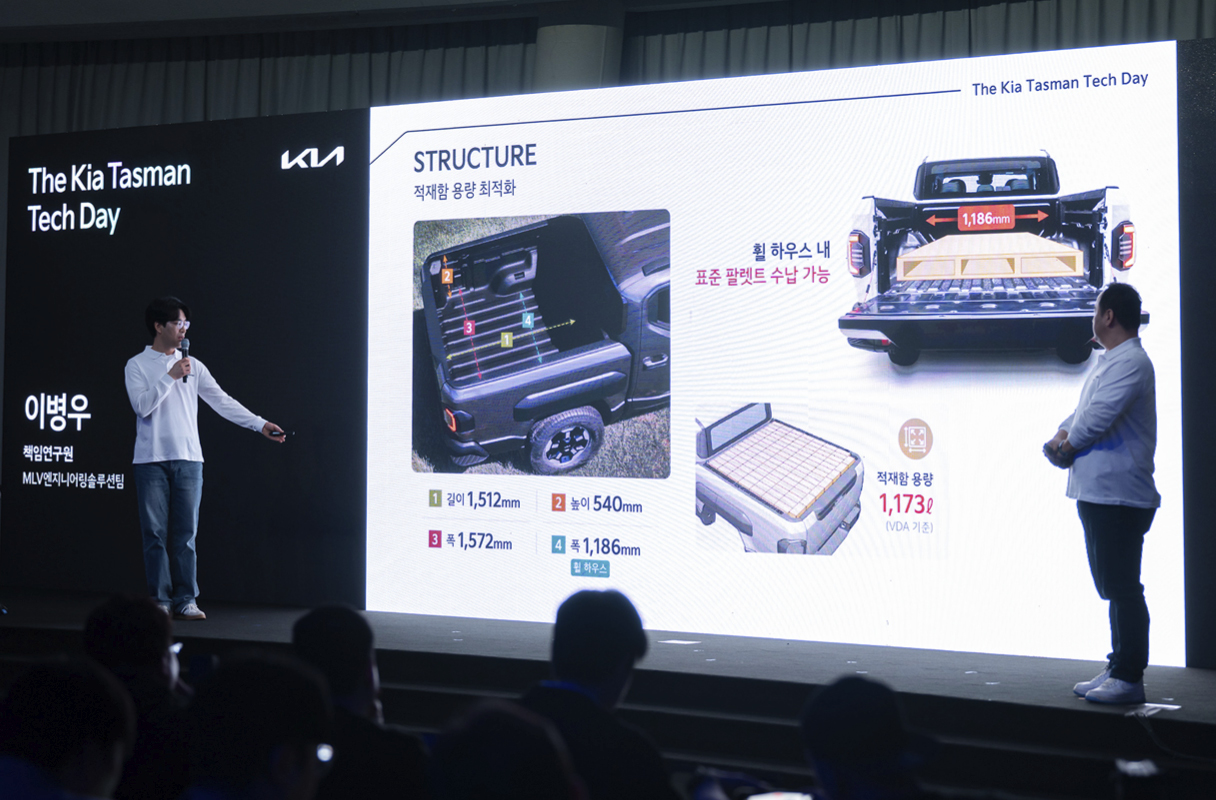 타스만의 상품성을 설명하는 연구원의 모습