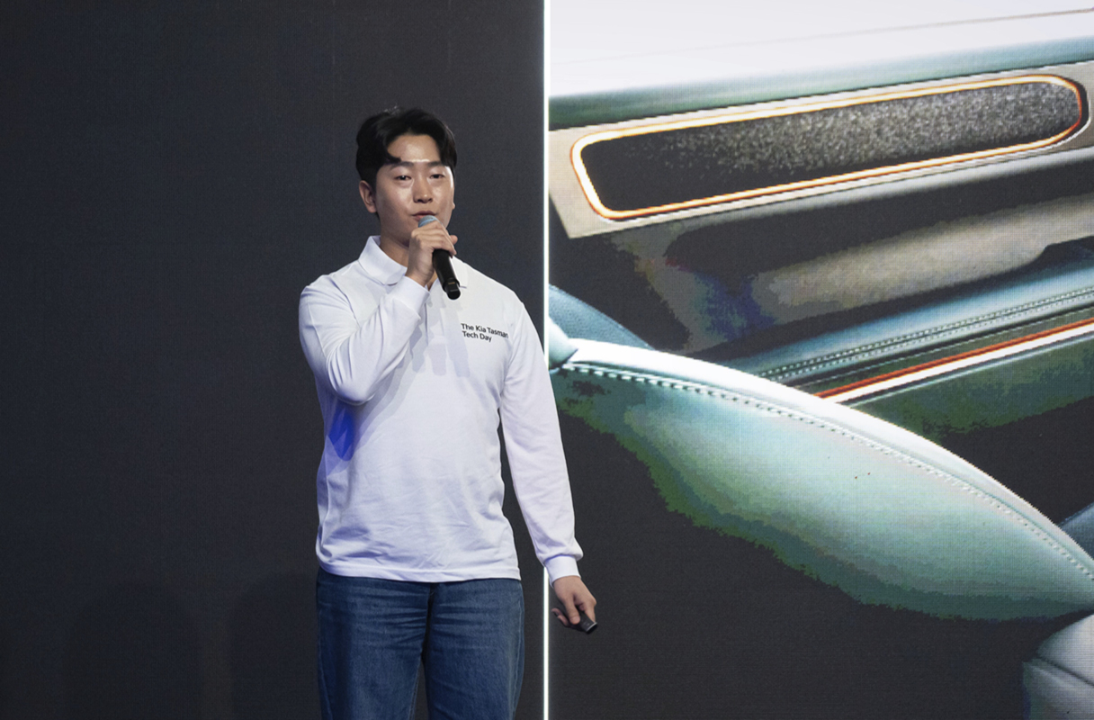 타스만의 상품성에 대해 상세히 소개하는 연구원의 모습