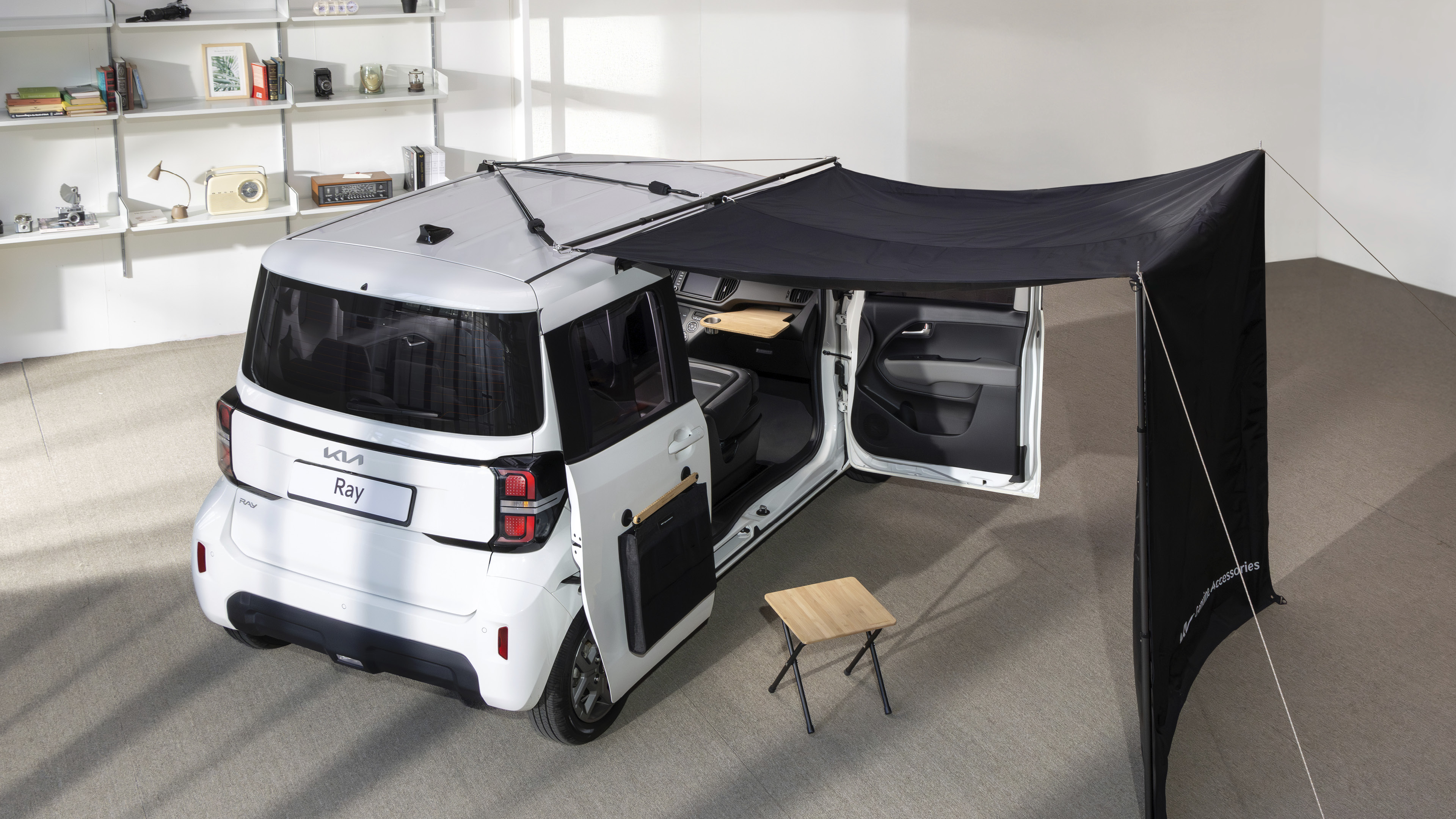 액세서리를 장착한 레이의 모습