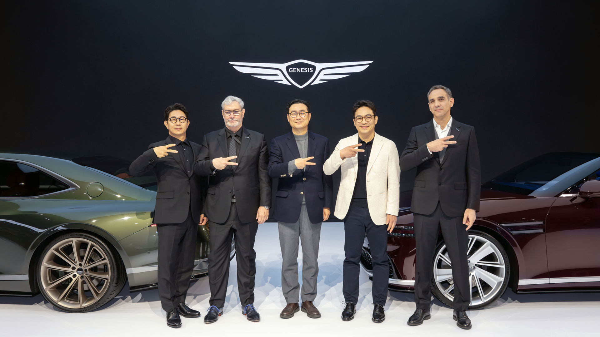 (왼쪽부터) 제네시스사업본부장 송민규 부사장, 현대차그룹 CDO(글로벌 디자인 본부장) 겸 CCO(최고 크리에이티브 책임자) 루크 동커볼케 사장, 현대자동차 국내사업본부장 정유석 부사장, 제네시스디자인센터장 윤일헌 상무, 현대모터스포츠법인장 겸 제네시스 마그마 레이싱 총감독 시릴 아비테불