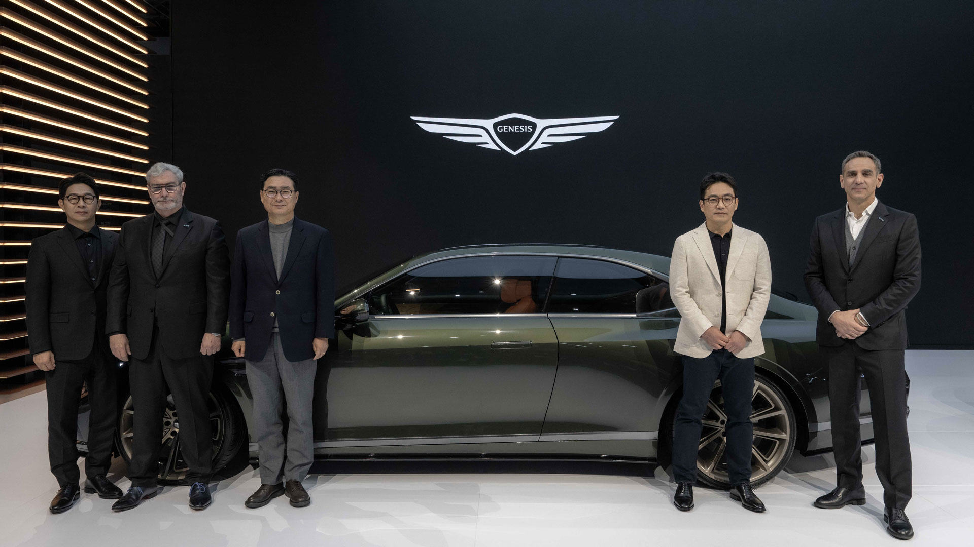 (왼쪽부터) 제네시스사업본부장 송민규 부사장, 현대차그룹 CDO 겸 CCO 루크 동커볼케 사장, 현대자동차 국내사업본부장 정유석 부사장, 제네시스디자인센터장 윤일헌 상무, 현대모터스포츠법인장 겸 제네시스 마그마 레이싱 총감독 시릴 아비테불이 엑스 그란 쿠페 앞에서 기념 촬영하는 모습