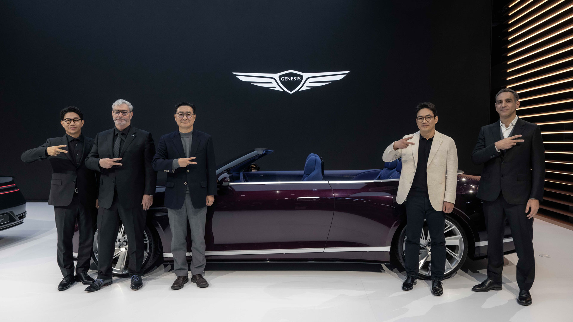 (왼쪽부터) 제네시스사업본부장 송민규 부사장, 현대차그룹 CDO 겸 CCO 루크 동커볼케 사장, 현대자동차 국내사업본부장 정유석 부사장, 제네시스디자인센터장 윤일헌 상무, 현대모터스포츠법인장 겸 제네시스 마그마 레이싱 총감독 시릴 아비테불이 엑스 그란 컨버터블 앞에서 기념 촬영하는 모습