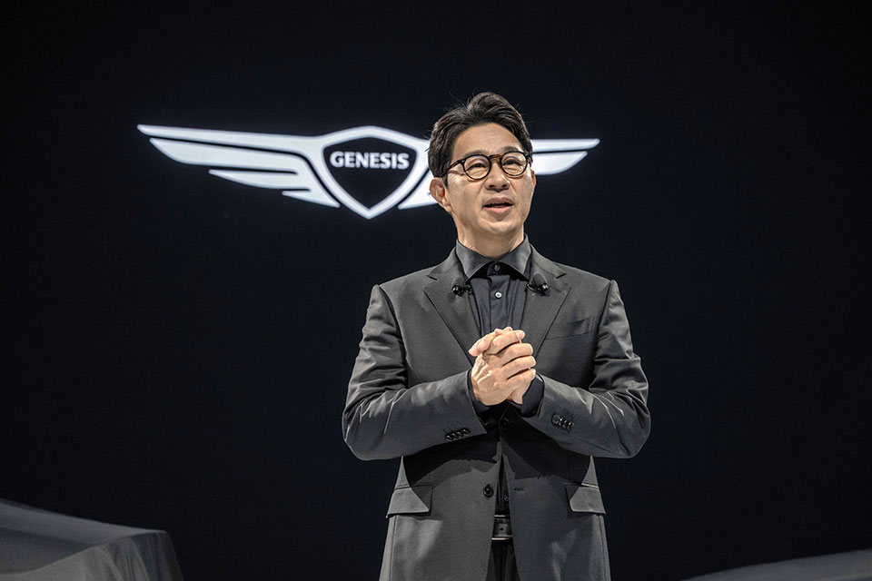 2025 서울모빌리티쇼에서 제네시스사업본부장 송민규 부사장이 발표하는 모습