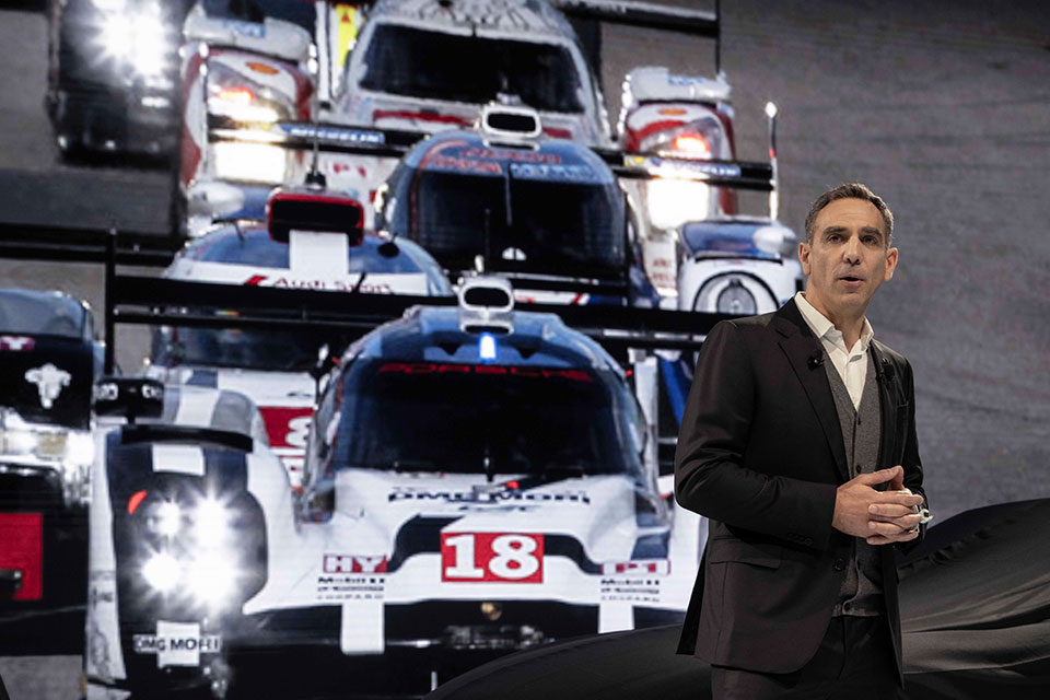 2025 서울모빌리티쇼에서 현대모터스포츠법인장 겸 제네시스 마그마 레이싱 총감독 시릴 아비테불이 발표하는 모습