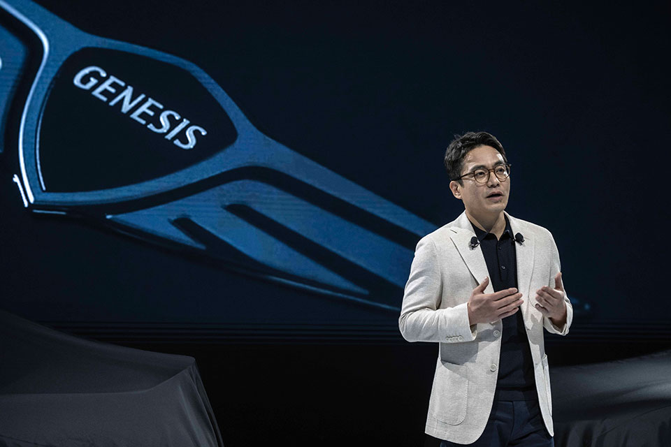 2025 서울모빌리티쇼에서 제네시스디자인센터장 윤일헌 상무가 발표하는 모습
