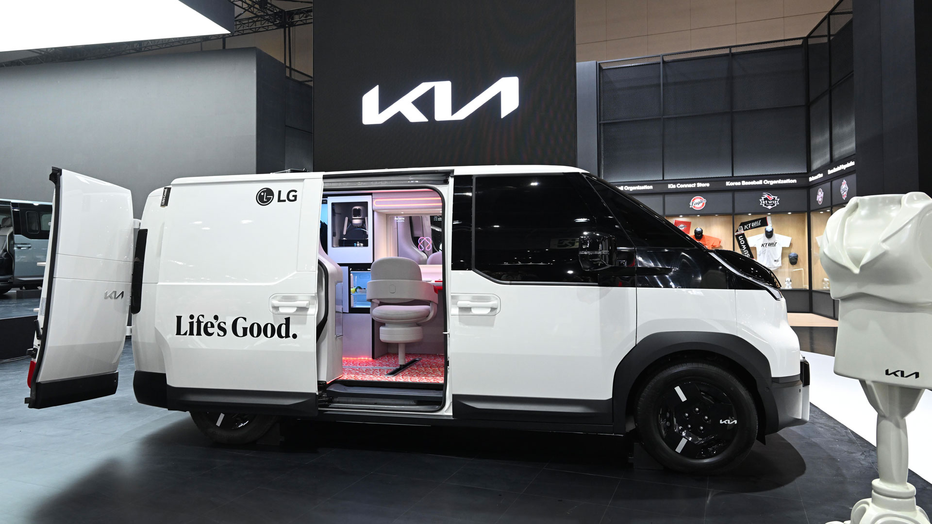 ‘2025 서울모빌리티쇼’ 행사장에 전시된 기아 PV5 슈필라움 스튜디오 콘셉트카