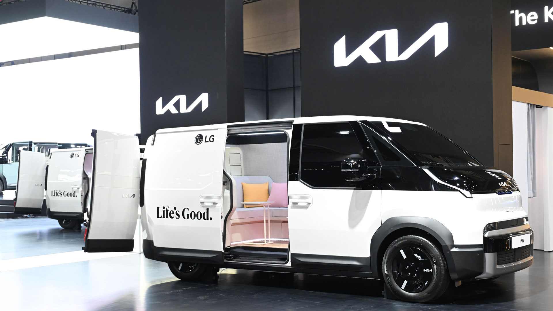 ‘2025 서울모빌리티쇼’ 행사장에 전시된 기아 PV5 슈필라움 글로우캐빈 콘셉트카