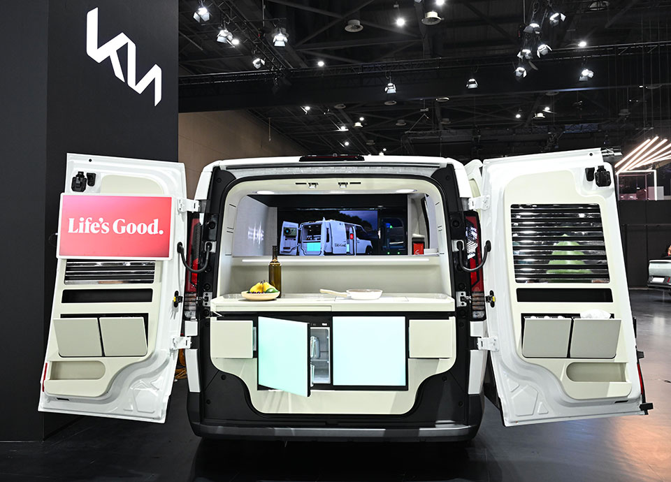 ‘2025 서울모빌리티쇼’ 행사장에 전시된 기아 PV5 슈필라움 글로우캐빈 콘셉트카