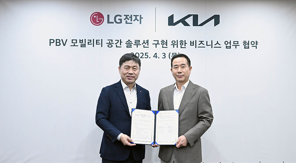 3일(목) 2025 서울모빌리티쇼 기아관에서 진행된 ‘기아 PBV 기반 LG전자 모빌리티 공간 솔루션 구현 비즈니스 업무 협약’ 체결식에서 (왼쪽부터) LG전자 HS사업본부장 류재철 사장, 기아 국내사업본부 정원정 부사장이 기념 촬영을 하고 있는 모습