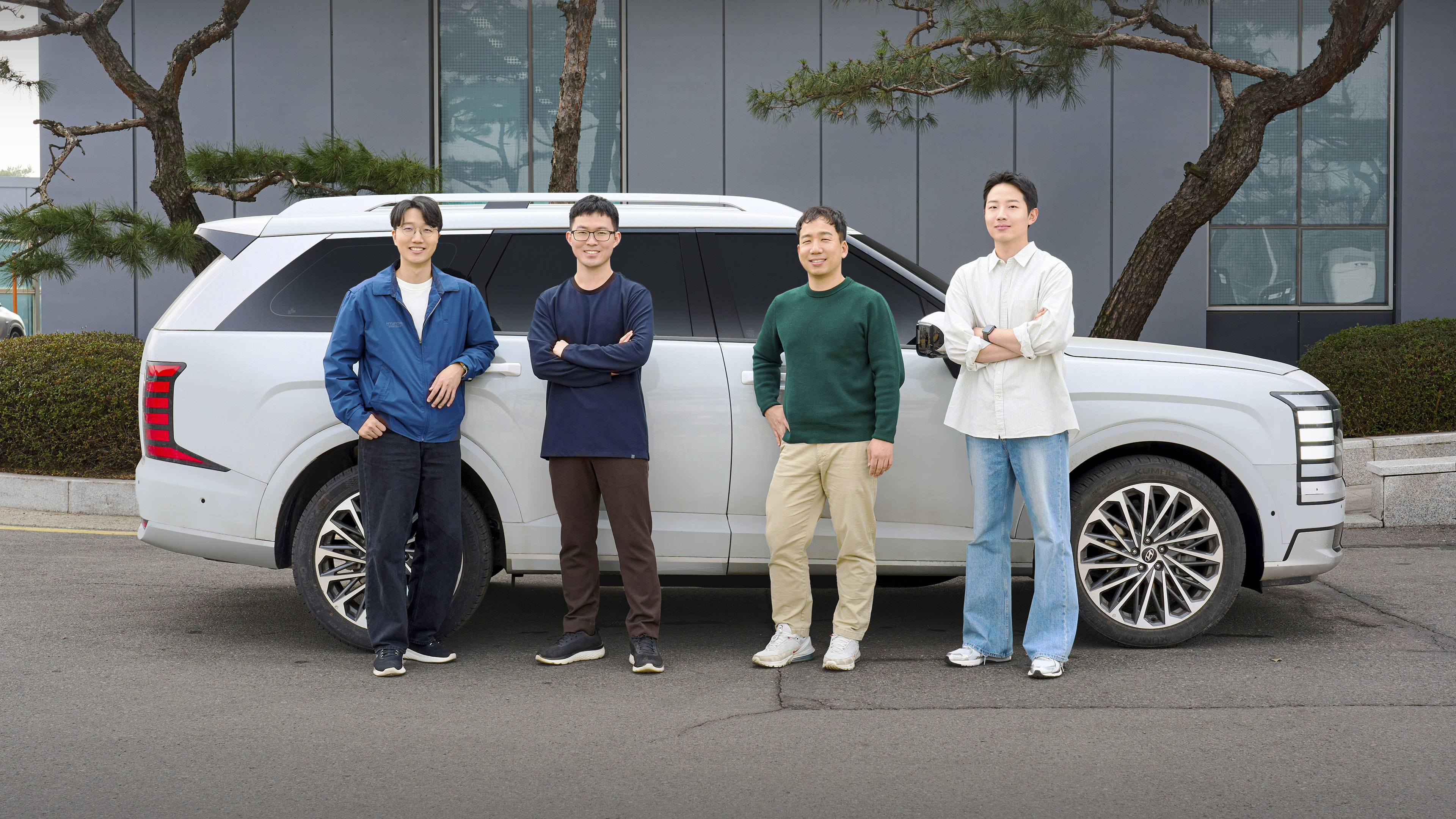 연구원들이 팰리세이드와 함께 서 있는 모습