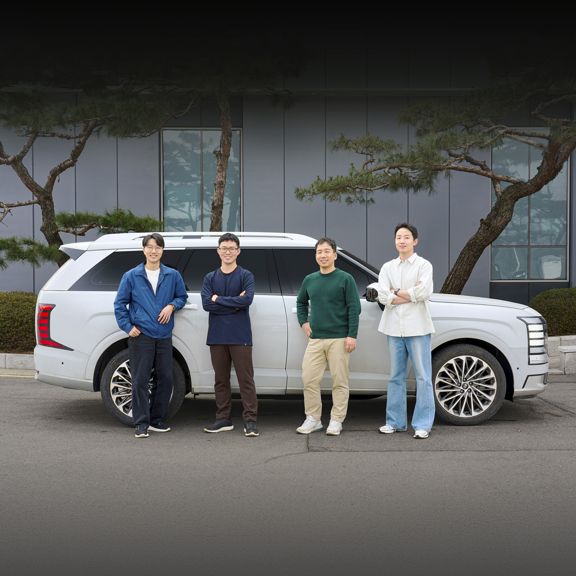 연구원들이 팰리세이드와 함께 서 있는 모습