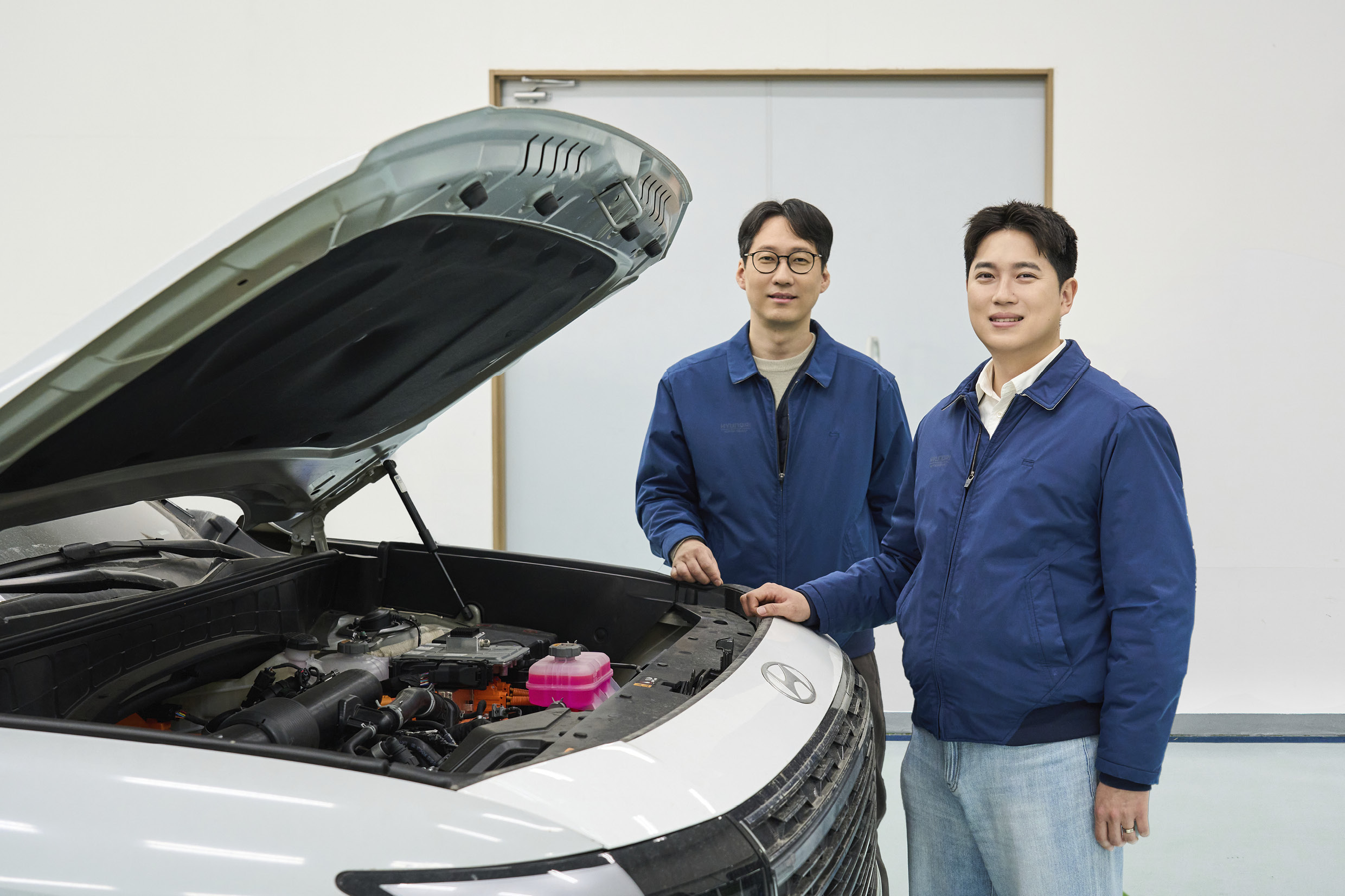 차세대 하이브리드 시스템의 엔진과 변속기를 개발한 연구원들의 모습