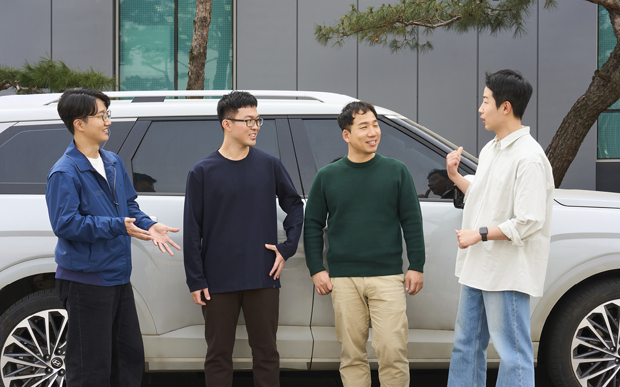 연구원들이 팰리세이드와 함께 서 있는 모습