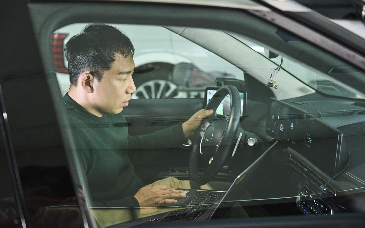 팰리세이드 차량에 탑승한 연구원의 모습