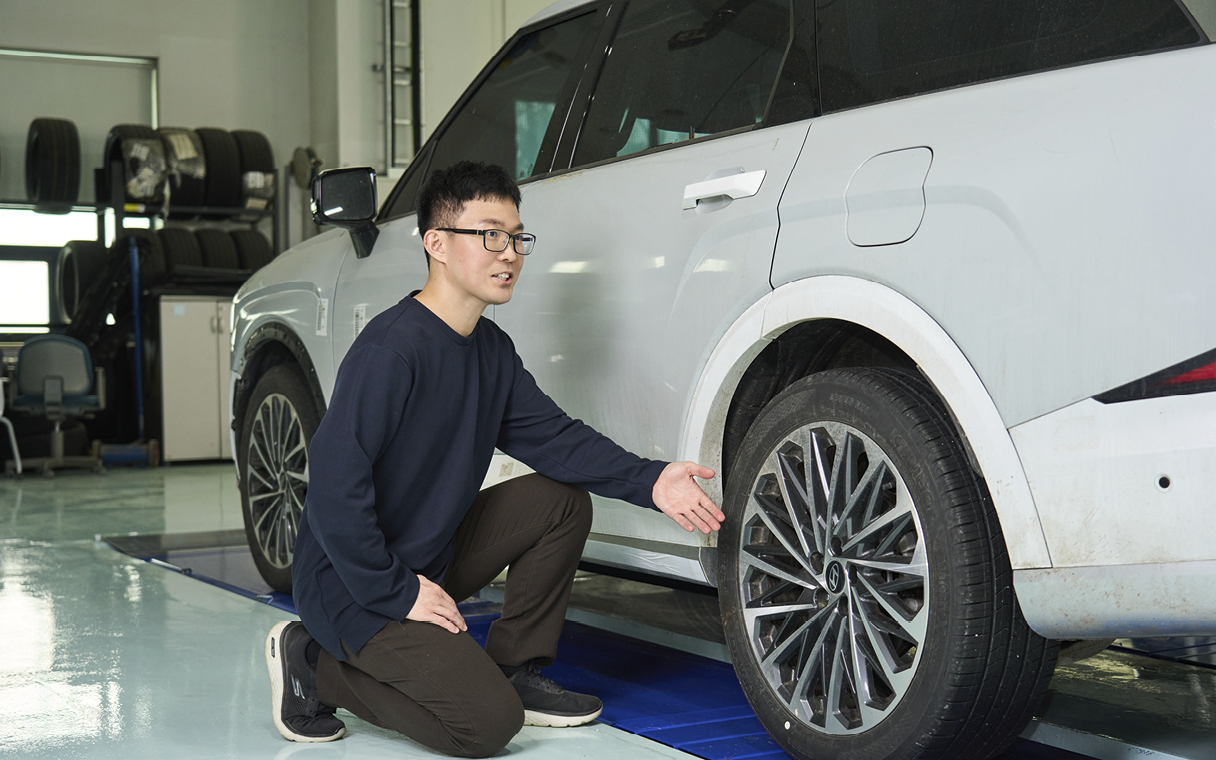 e-AWD에 대해 설명하는 연구원의 모습