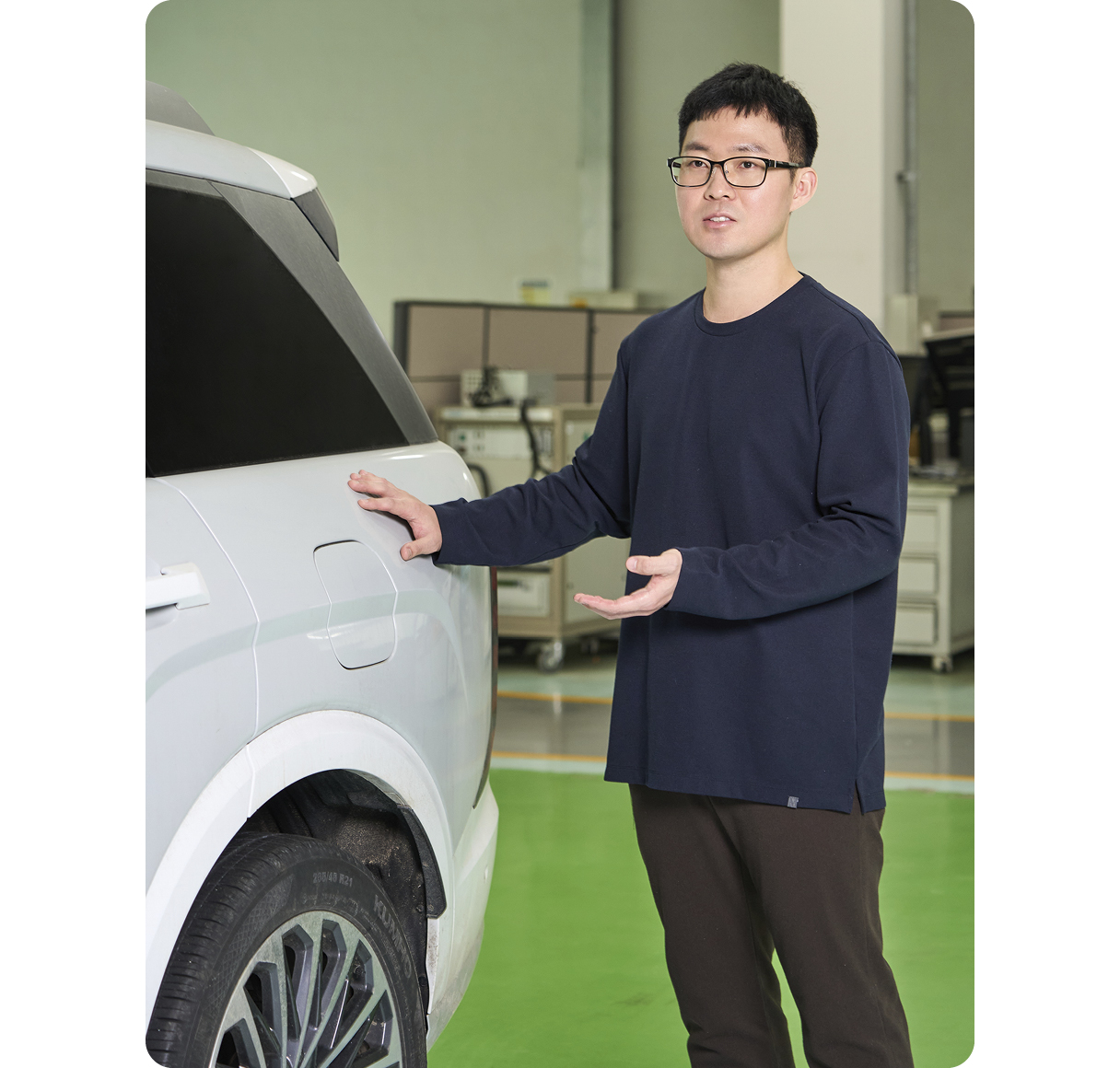 런치 슬립 컨트롤에 대해 설명하는 연구원의 모습