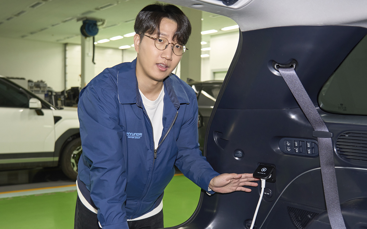 실내 V2L에 대해 설명하는 연구원의 모습