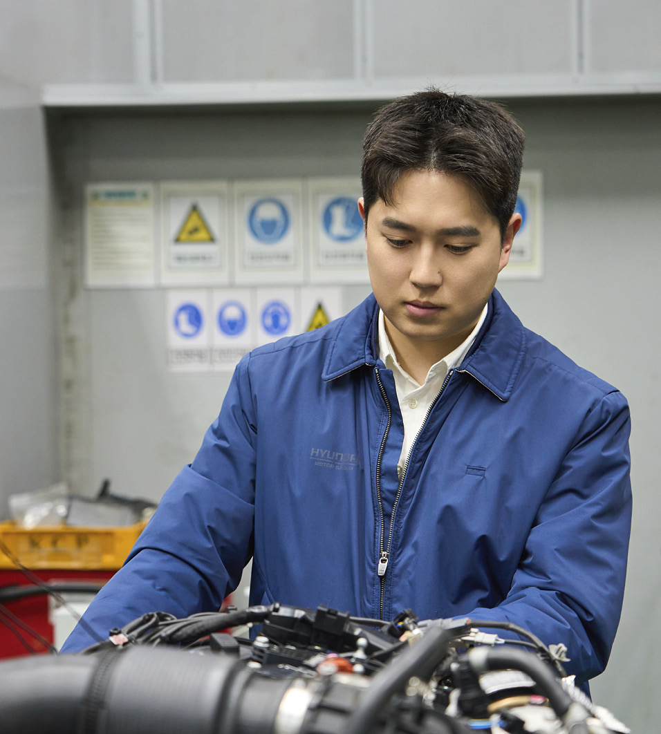 The researcher in charge of the development of hybrid power trains