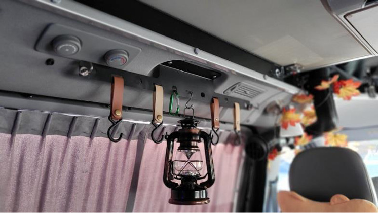 다용도 브라켓 활용 예시를 보여주는 사진