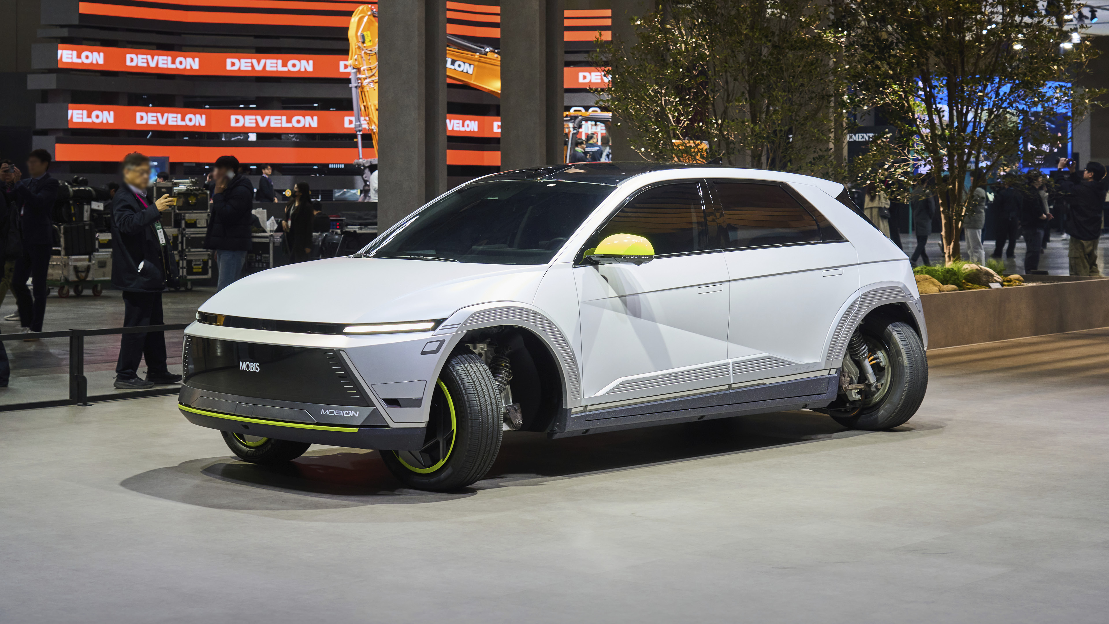 현대모비스 모비온이 옆으로 주행하는 모습