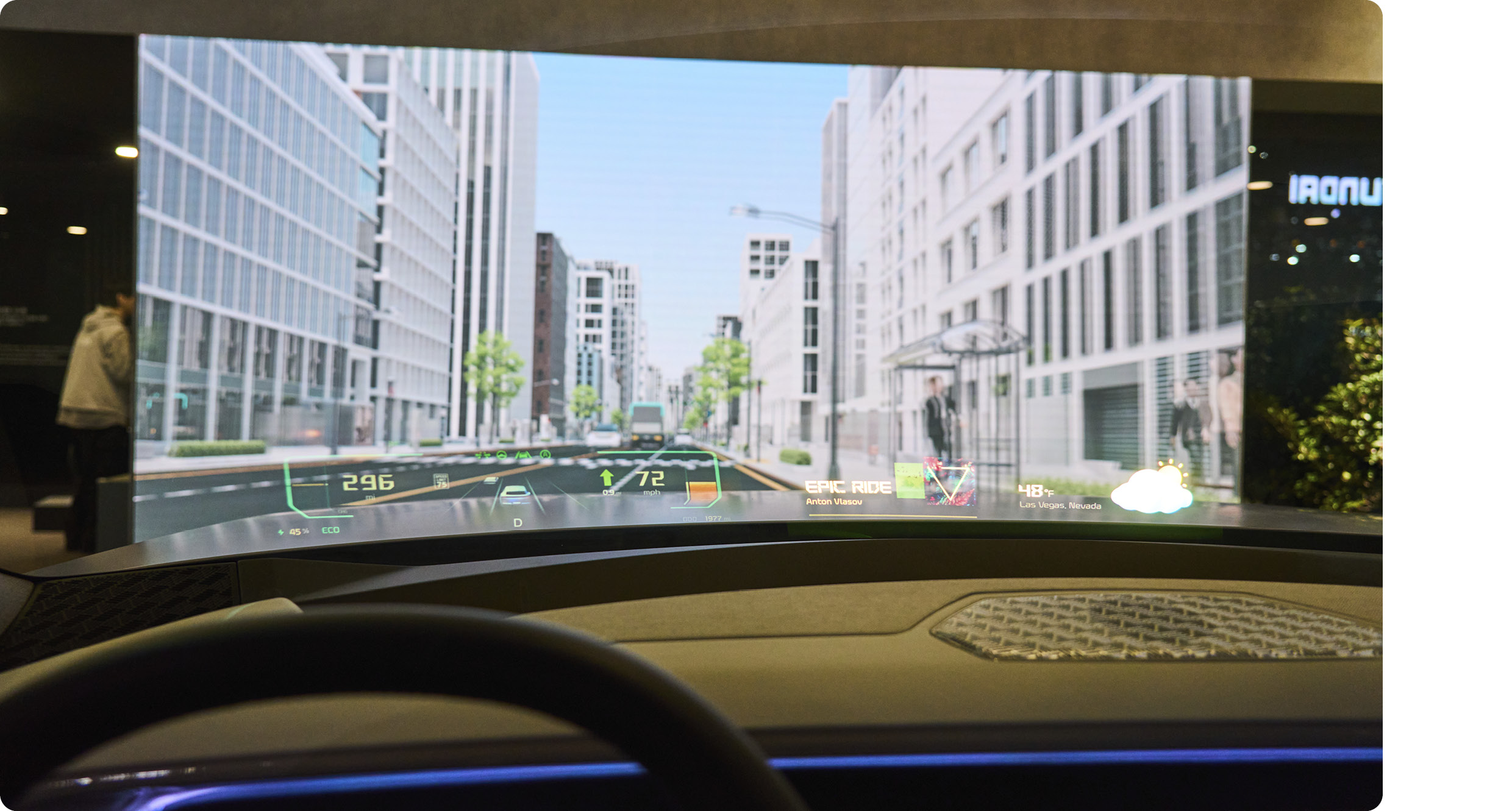 홀로그래픽 HUD를 시연 중인 모습