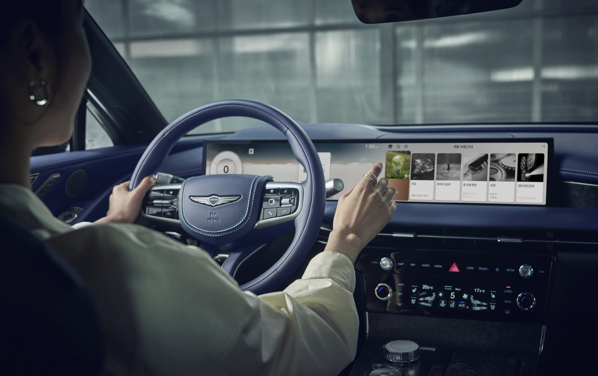 인포테인먼트 시스템 모니터를 조작하고 있는 모습