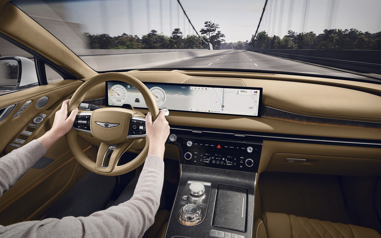 한 운전자가 주행 중인 모습