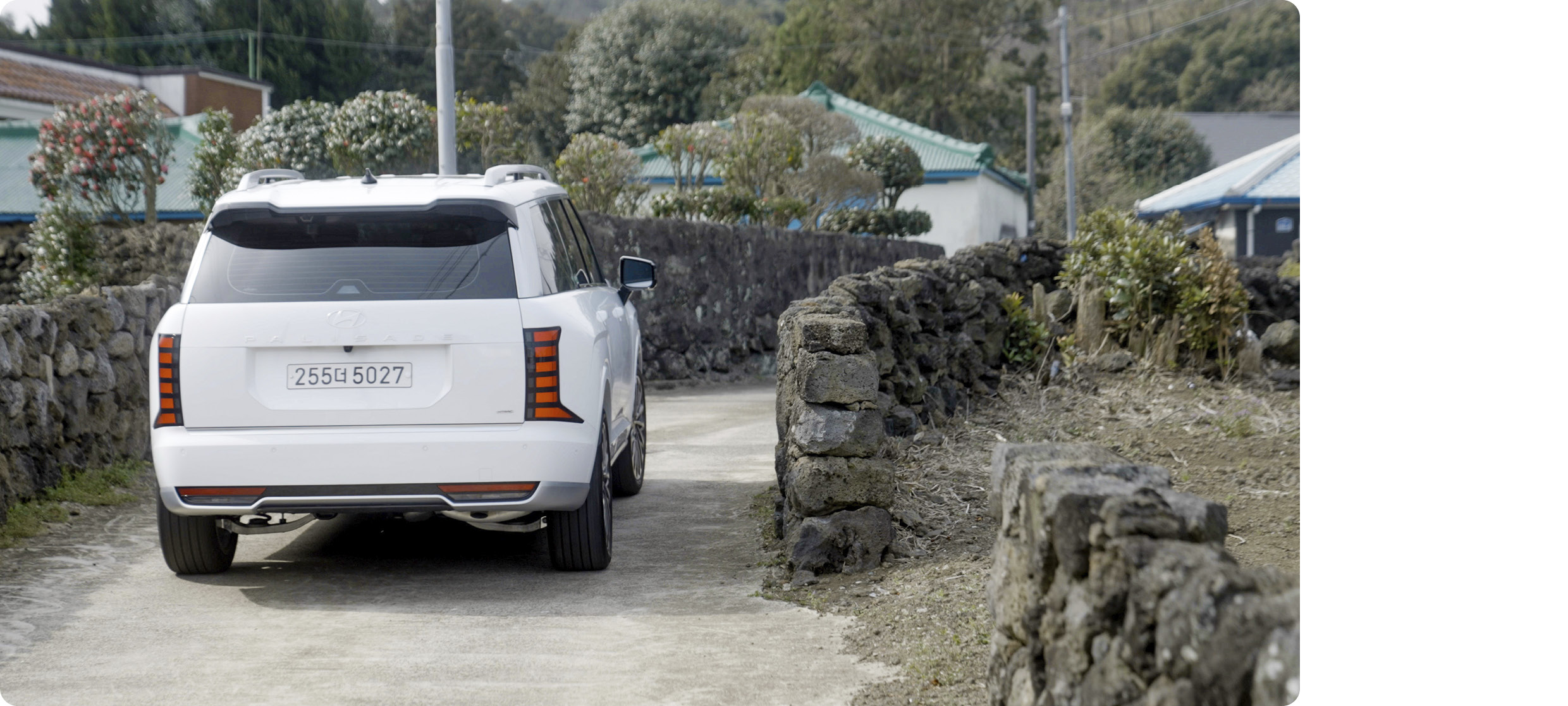 팰리세이드가 돌담길 사이를 지나가는 모습