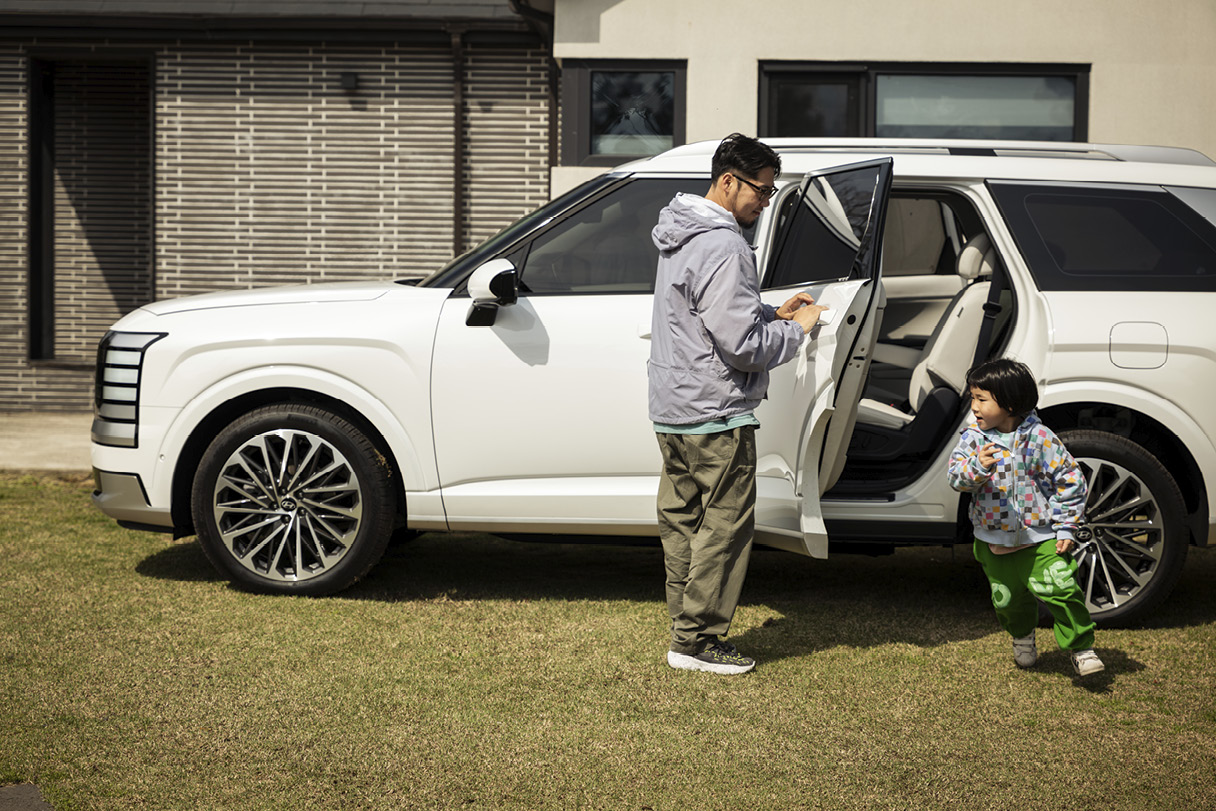 팰리세이드와 함께 시간을 보내는 가족들의 모습