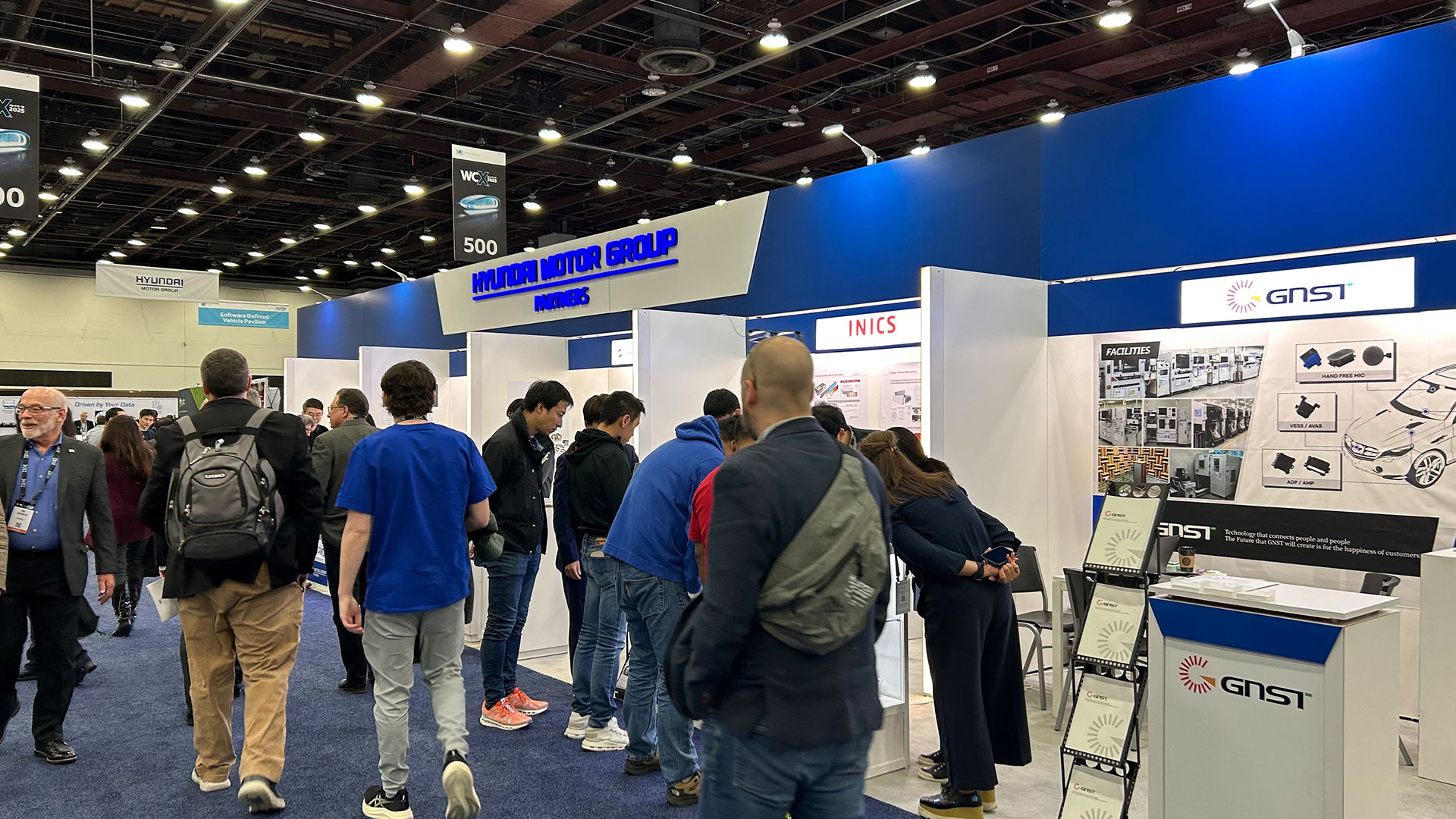 ‘현대자동차그룹 협력사관’에 마련된 중소 부품협력사들의 부스에서 협력사 대표와 관계자 등이 바이어들과 수출 관련 상담을 하고 있는 모습