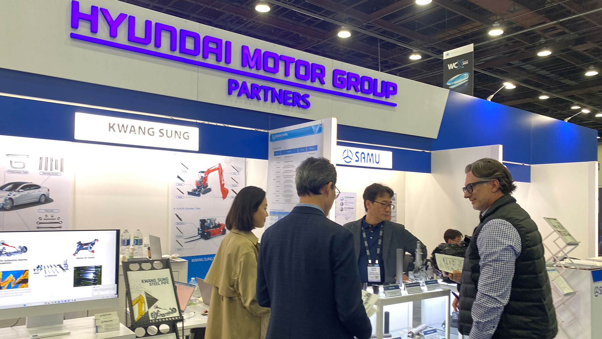 ‘현대자동차그룹 협력사관’에 마련된 중소 부품협력사들의 부스에서 협력사 대표와 관계자 등이 바이어들과 수출 관련 상담을 하고 있는 모습