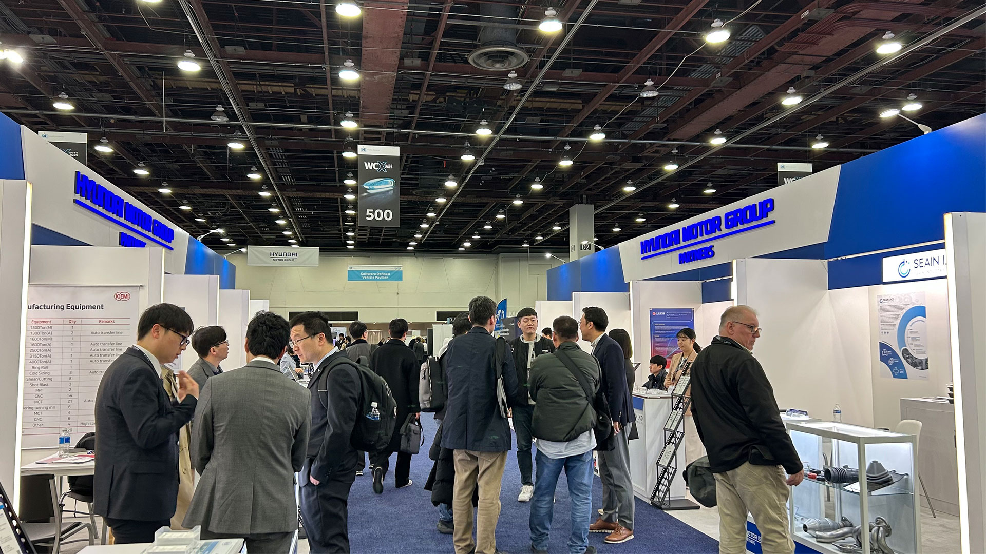 ‘현대자동차그룹 협력사관’에 마련된 중소 부품협력사들의 부스에서 협력사 대표와 관계자 등이 바이어들과 수출 관련 상담을 하고 있는 모습