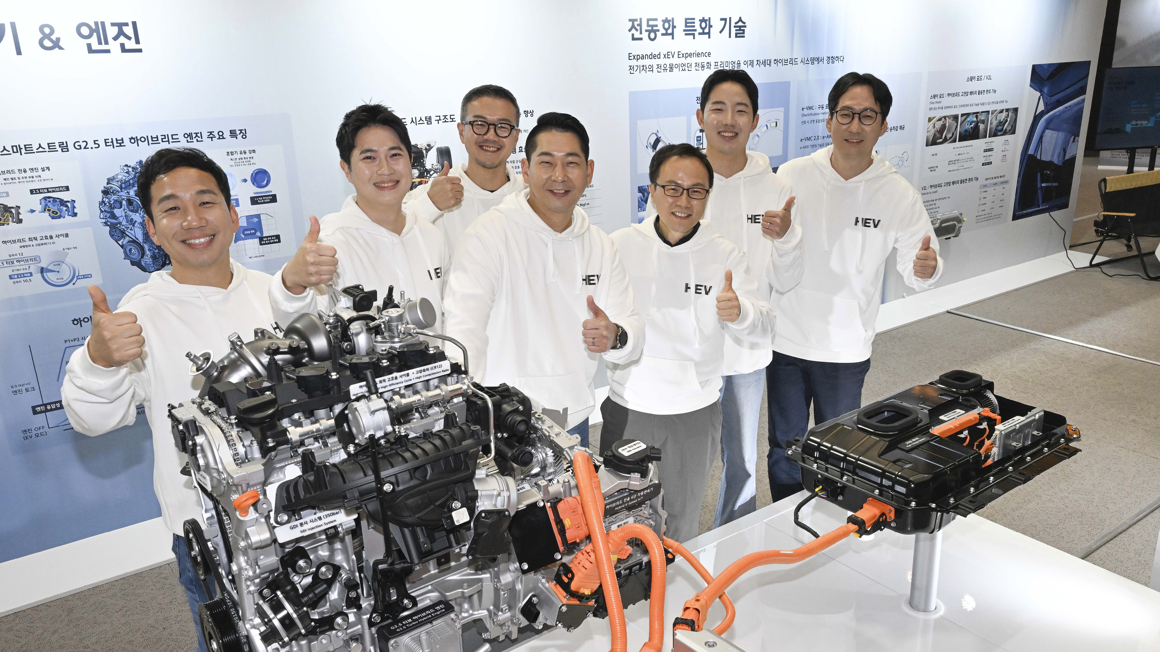 현대자동차그룹 차세대 하이브리드 시스템 테크 데이 발표 연구원들의 단체 사진
