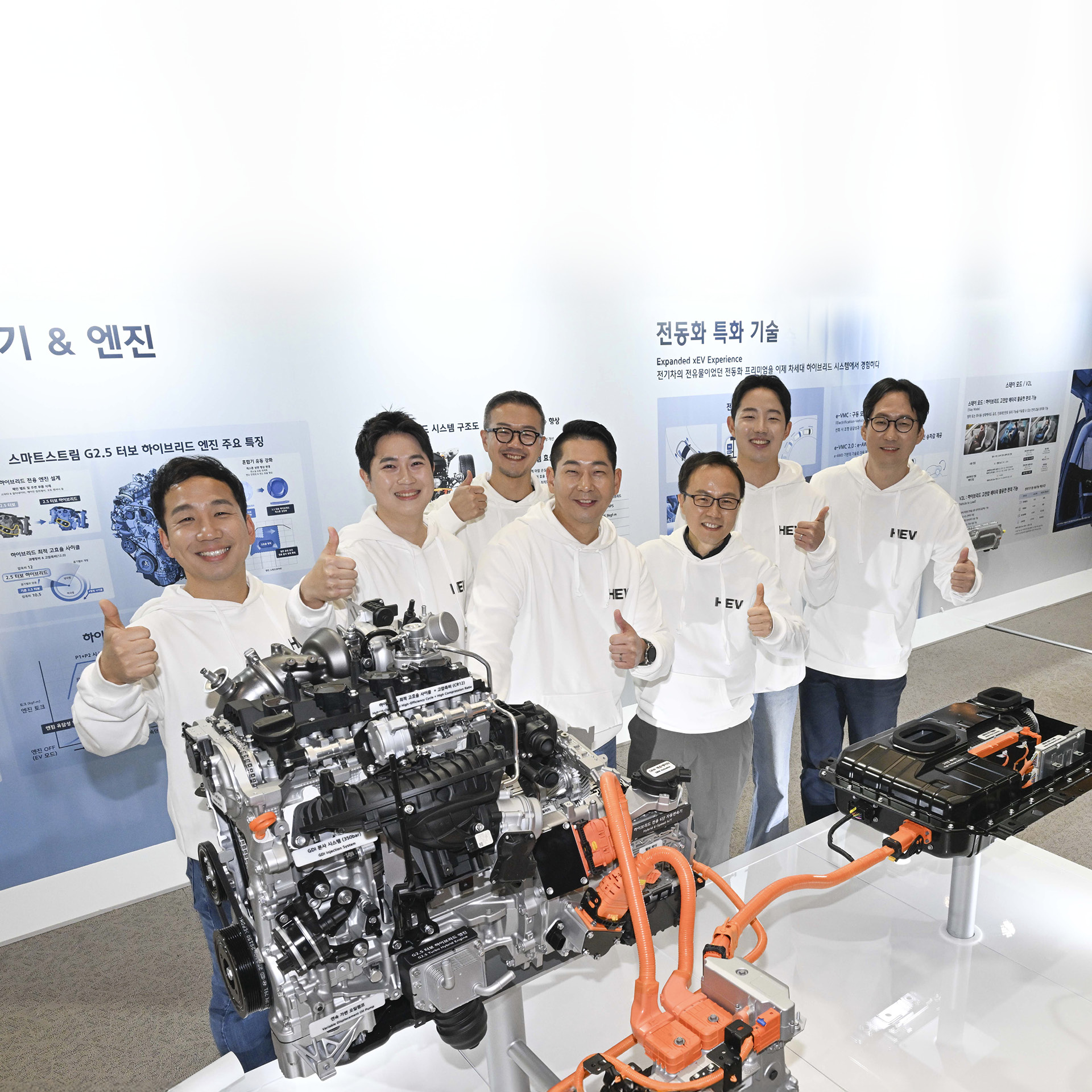 현대자동차그룹 차세대 하이브리드 시스템 테크 데이 발표 연구원들의 단체 사진