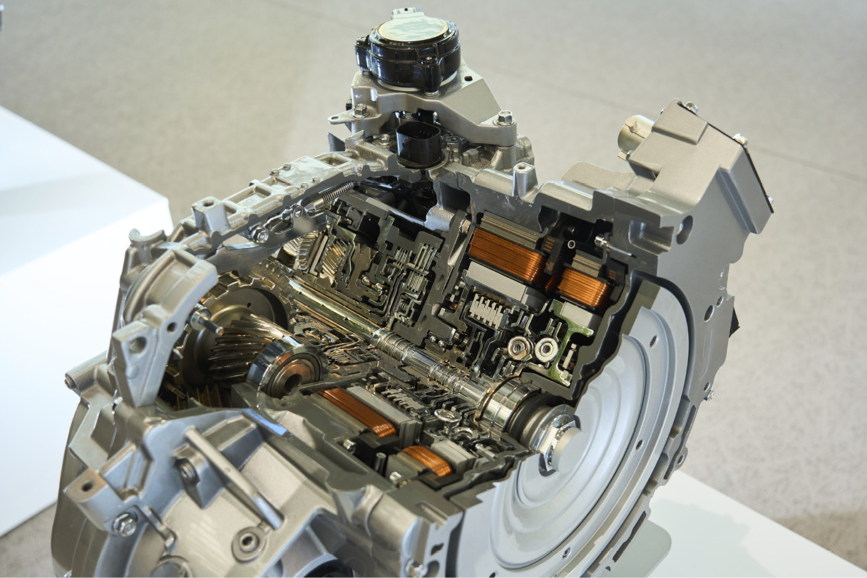 현대차그룹 차세대 하이브리드 시스템 테크데이에서 전시된 신규 하이브리드 변속기의 절개 모습